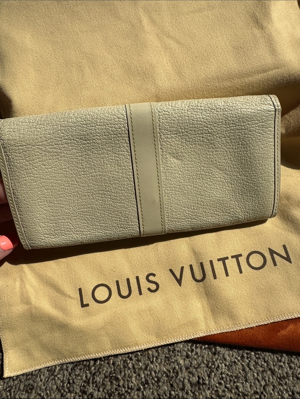 Louis Vuitton Cream Pebbled Leather Wallet with Gold Tone Hardware - Picture 2 of 6